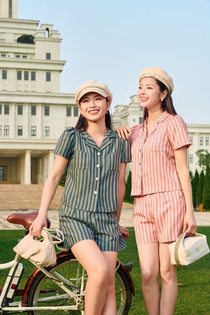  Set quần áo vải thô kẻ dáng cổ vest túi trước phối quần đùi cạp chun sau co giãn 