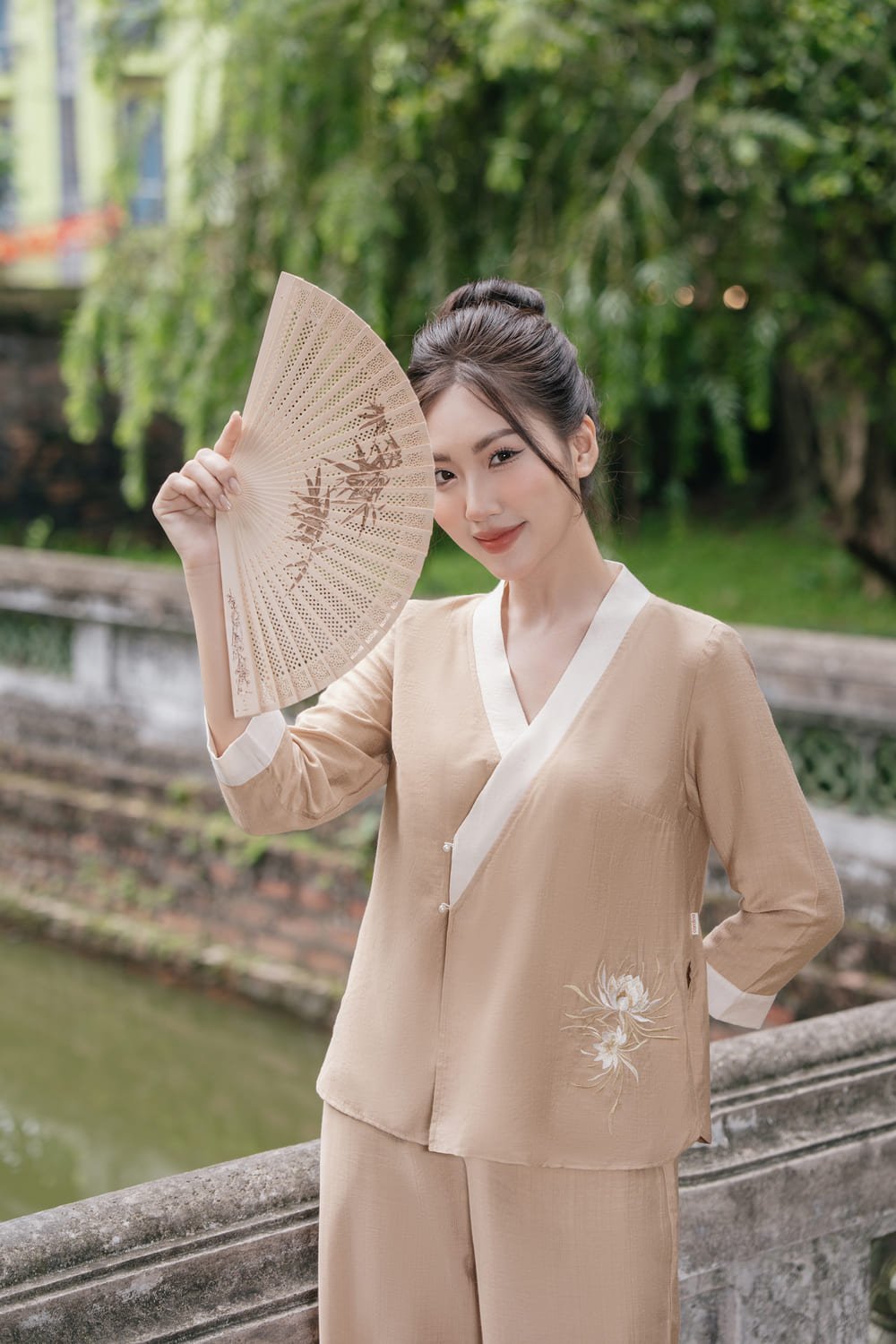 Trang phục khi viếng Chùa Bà và các khu vực tâm linh