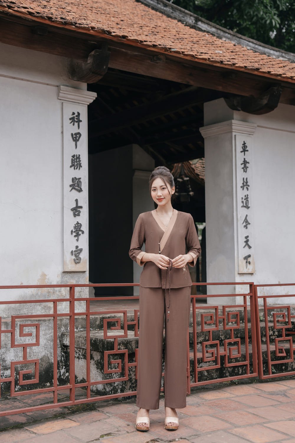 Trang phục khi viếng Chùa Bà và các khu vực tâm linh