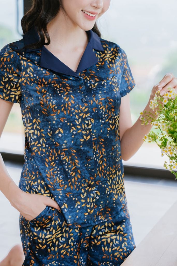  Bộ pijama lụa kiểu dáng quần đùi áo phối cổ họa tiết 