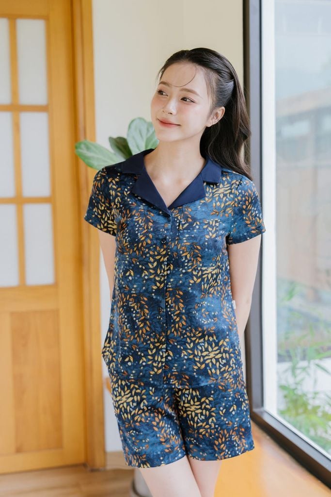  Bộ pijama lụa kiểu dáng quần đùi áo phối cổ họa tiết 