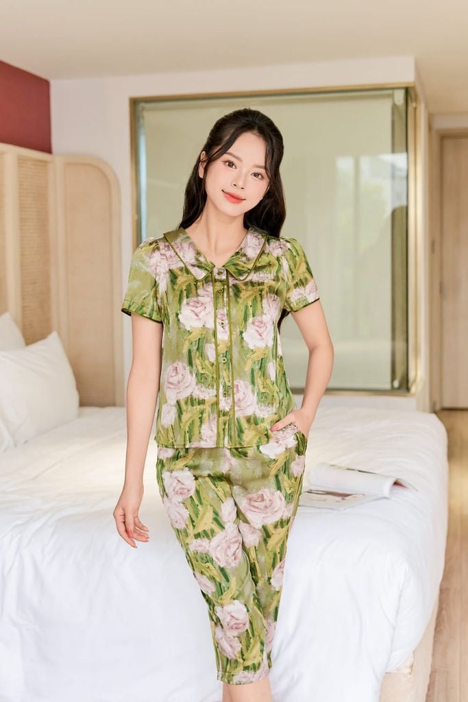  Đồ bộ pijama lửng chất liệu lụa Satin mềm mại, dáng cổ sen có lé 
