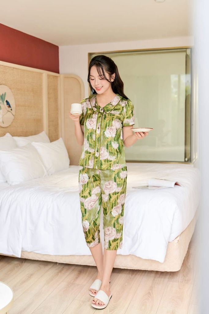  Đồ bộ pijama lửng chất liệu lụa Satin mềm mại, dáng cổ sen có lé 