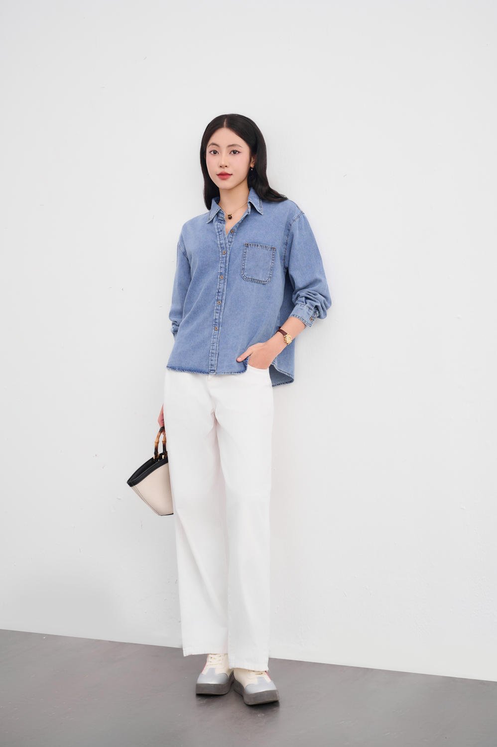 cách phối đồ với áo sơ mi jean nữ