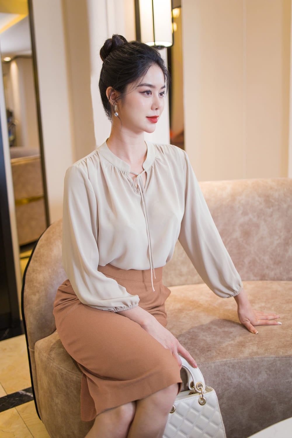 Chân váy bút chì + Áo blazer + Áo thun