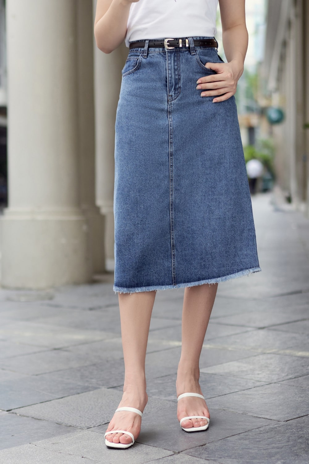 Áo phông trắng + quần ống rộng màu đen