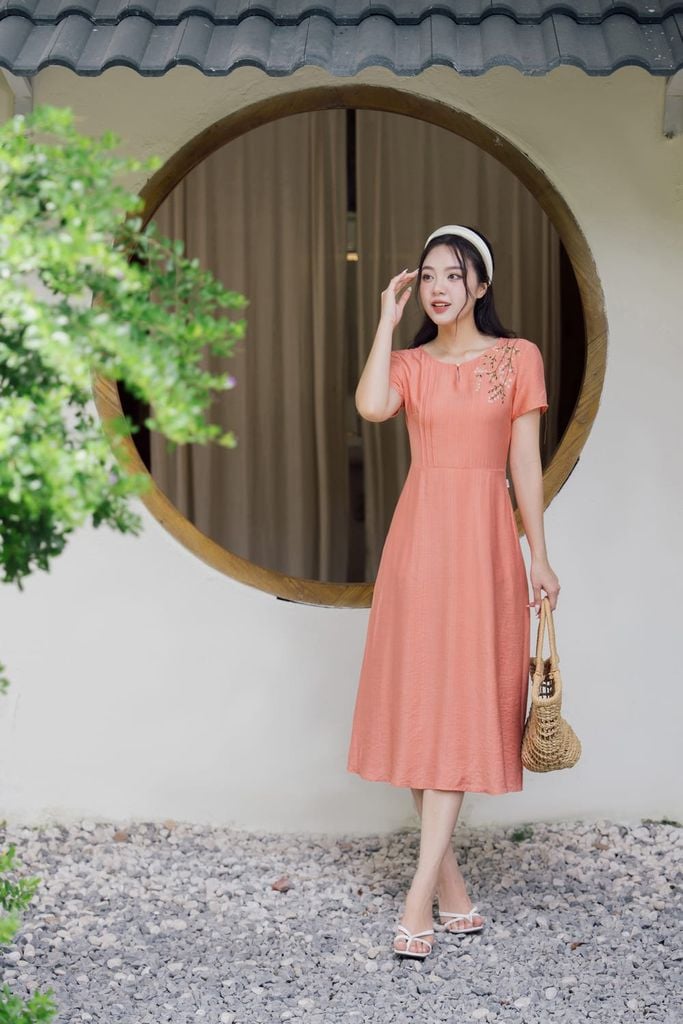  Đầm dáng A chất đũi cổ tròn giọt lệ thêu hoa vai túi sườn 