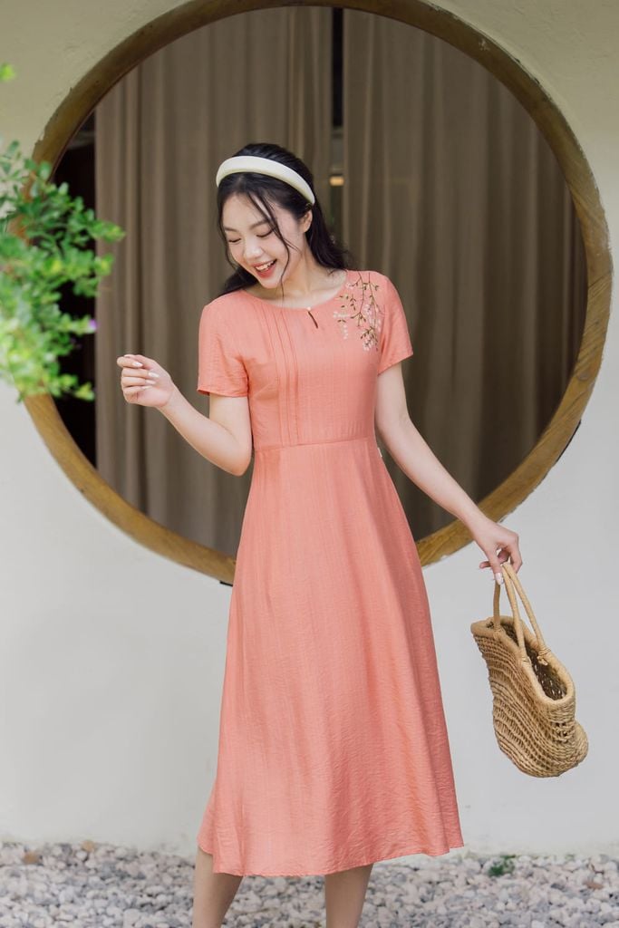  Đầm dáng A chất đũi cổ tròn giọt lệ thêu hoa vai túi sườn 