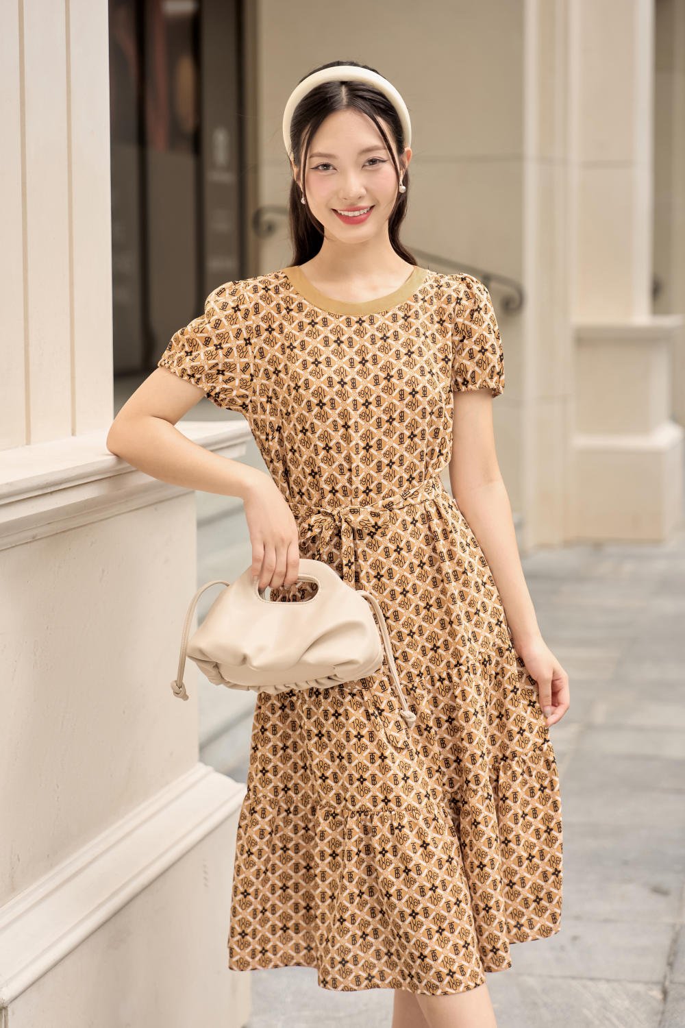 Đầm lụa Hàn Châu cổ phối thắt eo nhẹ nhàng, nữ tính