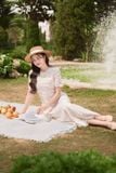  Đầm midi cộc tay cổ tròn chất ren dáng A bổ mảnh có lót 