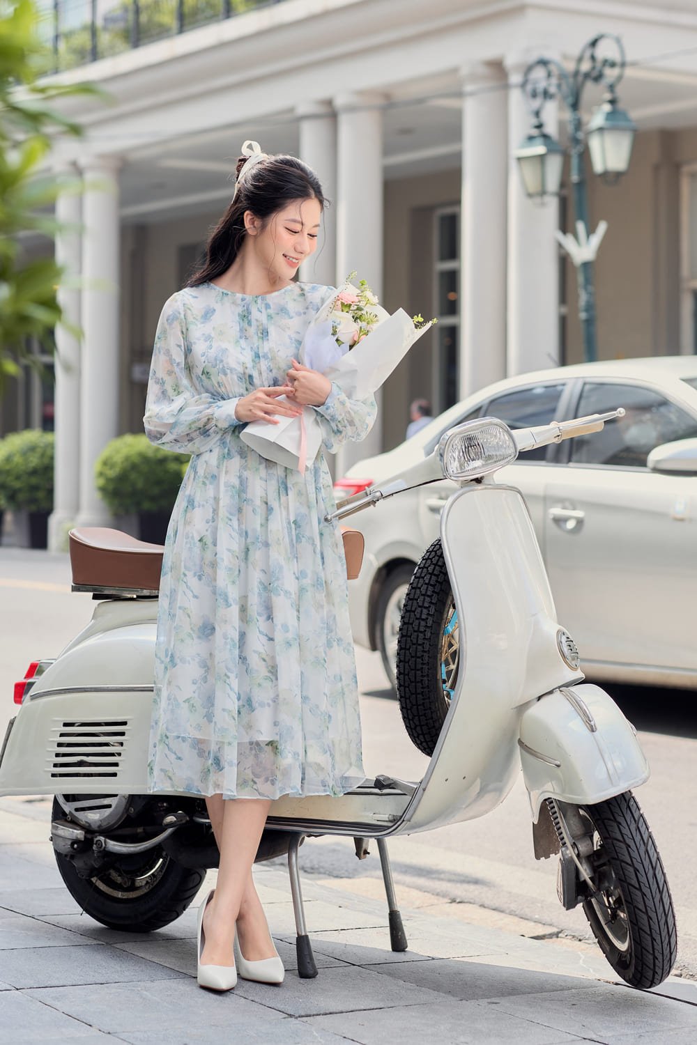 Đầm thiết kế cổ thuyền vải tơ tay dài xếp ly ngực hoạ tiết hoa điệu đà