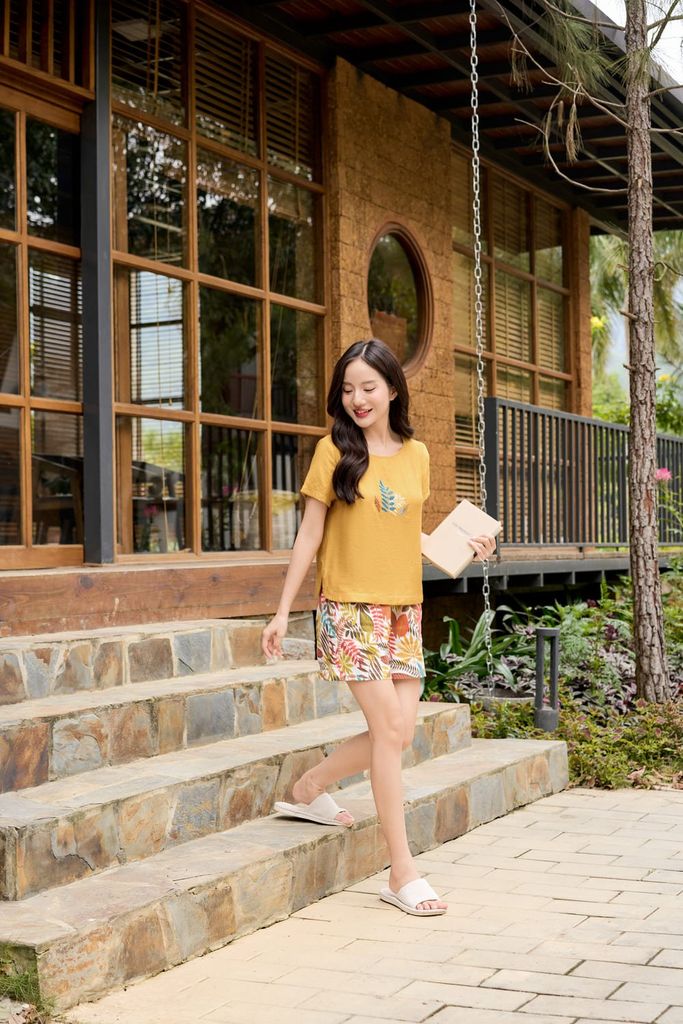  Bộ đồ mặc nhà chất đũi thoáng mát hoạ tiết thêu cổ thuyền phối quần đùi 