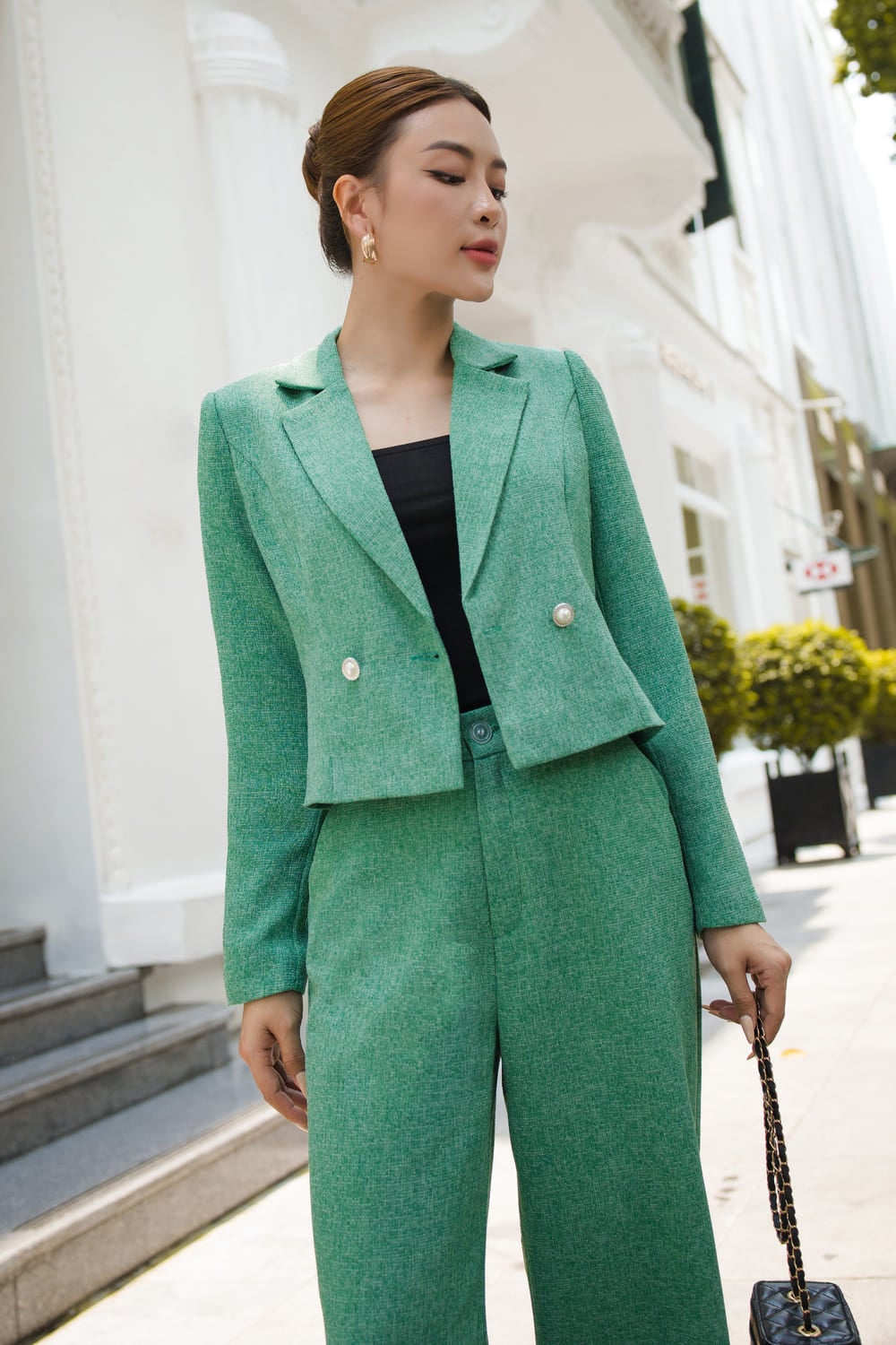 Áo vest trắng khoác ngoài váy lụa satin