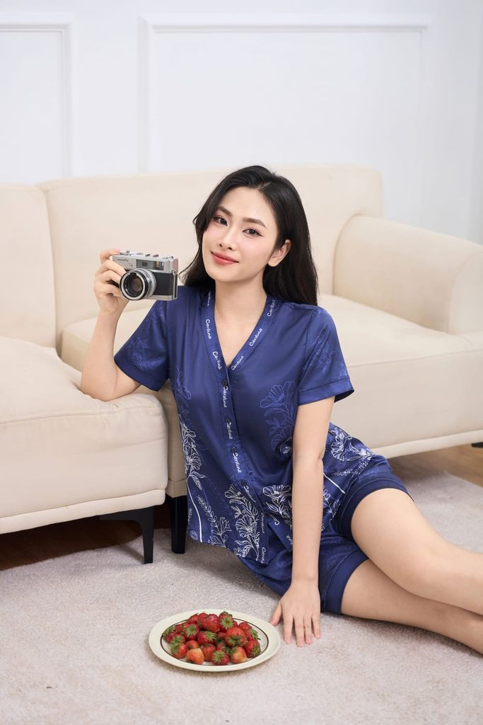  Bộ Pyjama lụa Satin đùi họa tiết cổ Y phối màu nữ tính 