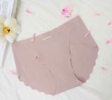  Quần lót nữ Cardina dòng Younger vải su lạnh thiết kế không đường may vạt chéo viền sóng 