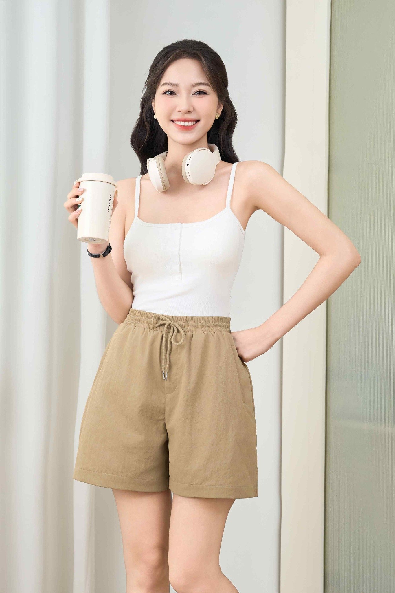 Cách phối áo thun và quần short cạp cao dành cho dáng người gầy lùn