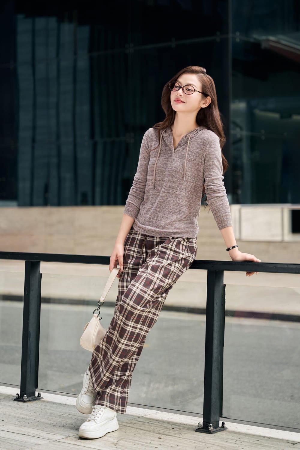 quần sọc caro phối với áo gì