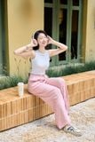  Quần suông nữ Cardina dòng casual vải đũi họa tiết sọc cạp chun 