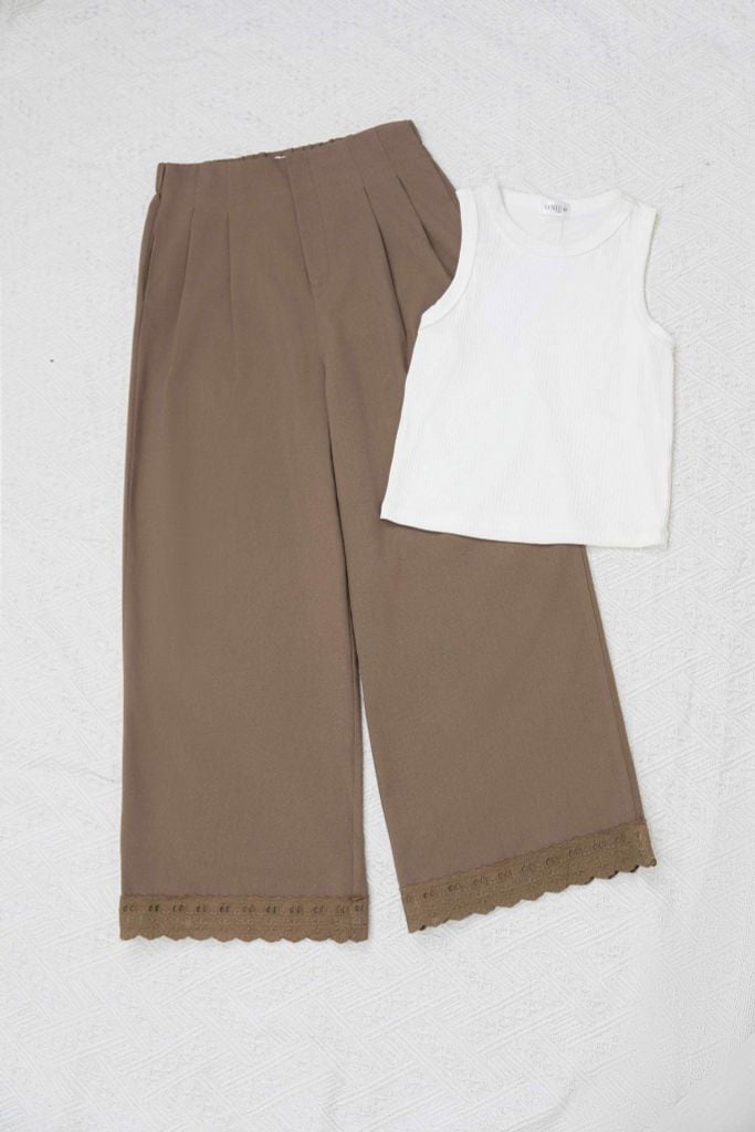  Quần nữ Cardina dòng Younger vải thô tuytsi thiết kế suông cạp liền phối gấu ren 