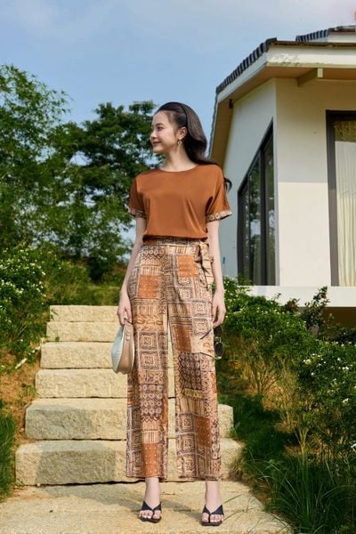 Set lụa satin cao cấp quần dài hoạ tiết có phối bo gấu Cardina