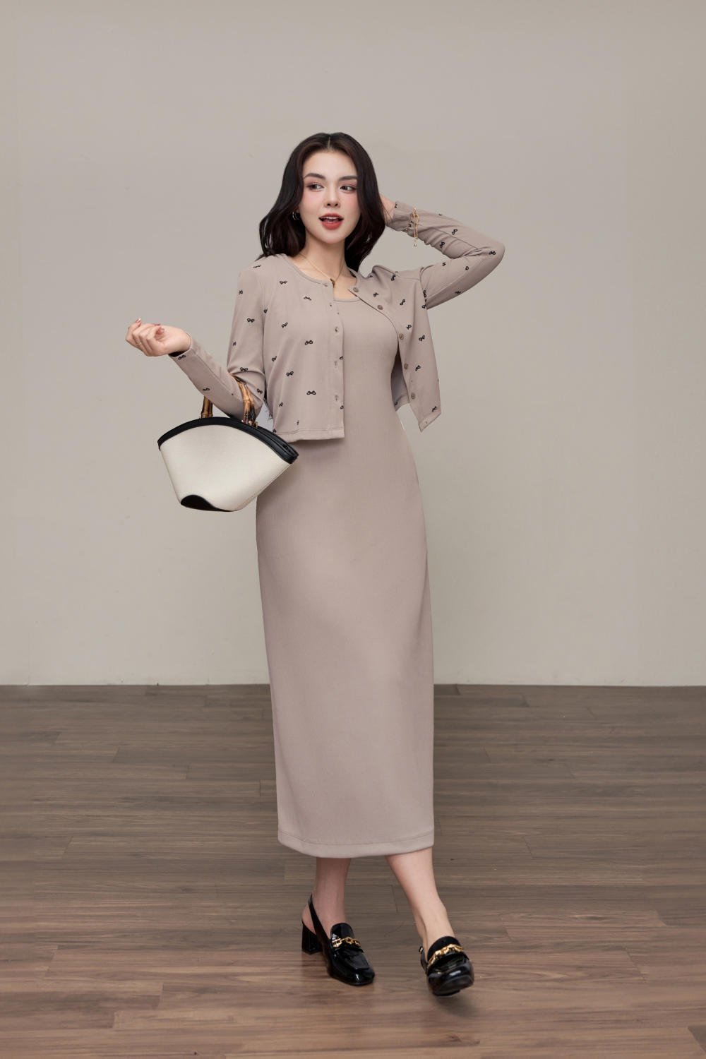 Set đầm suông sát nách kết hợp cùng áo cadigan chất liệu tăm sọc
