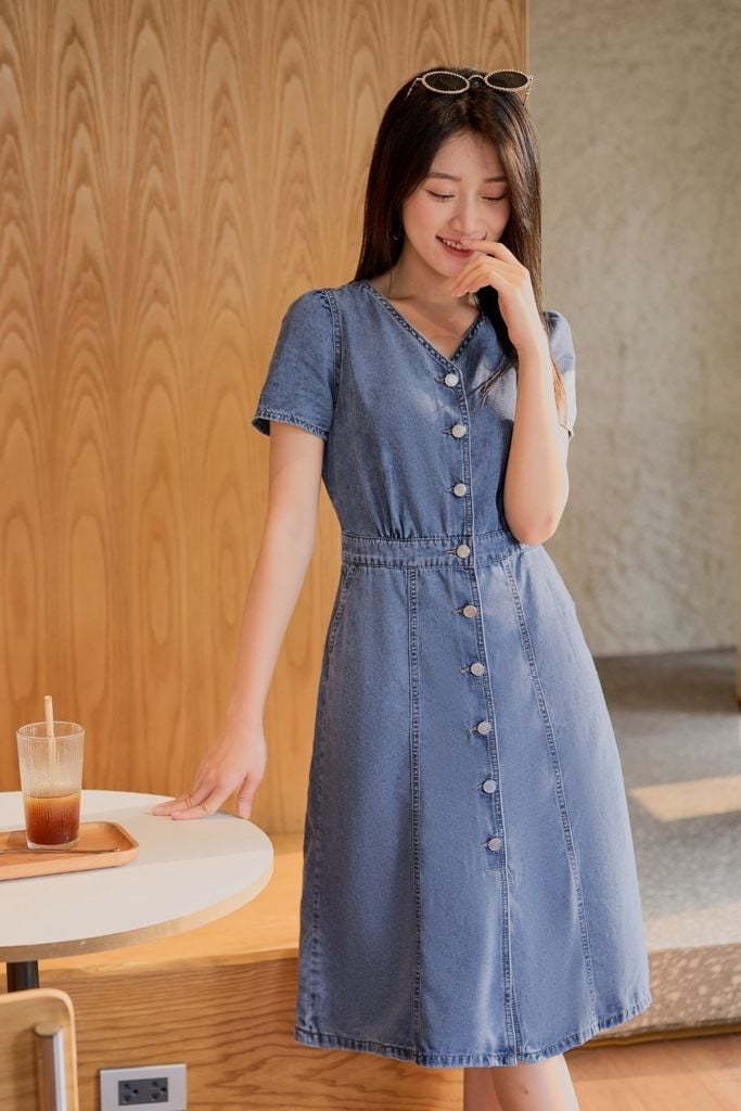  Đầm thiết kế vải jean dáng A cúc trước thanh lịch, chun eo trẻ trung 