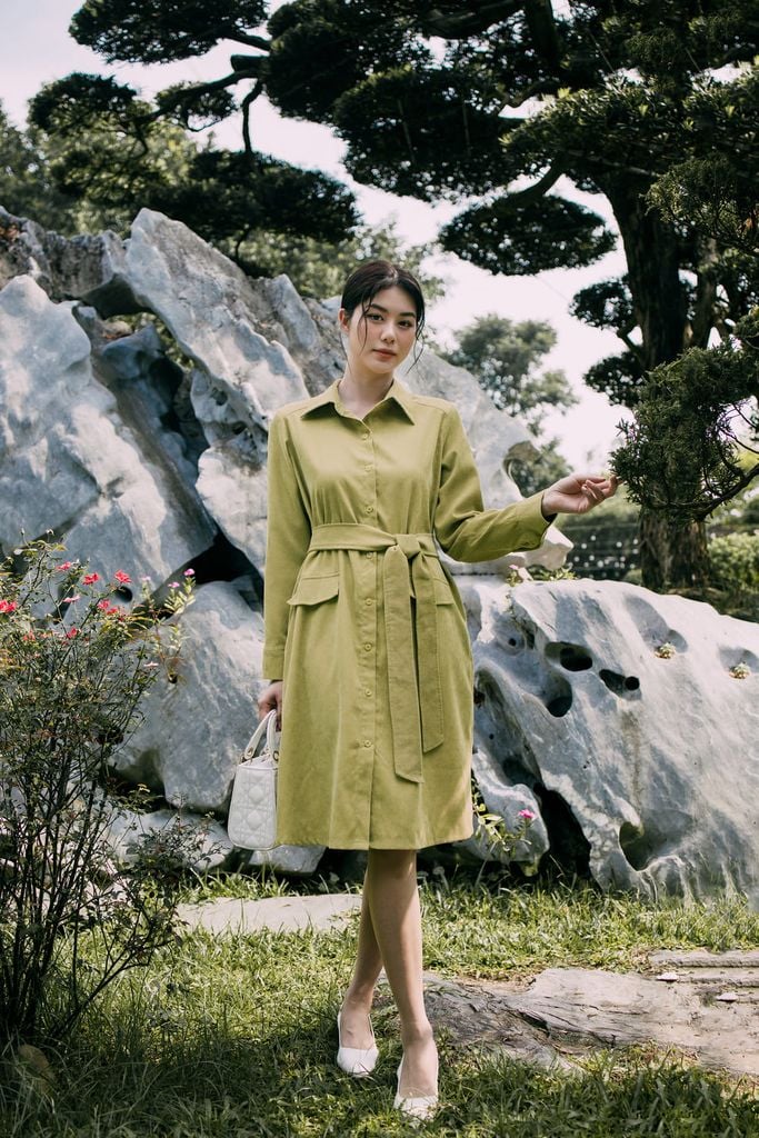  Đầm sơ mi dáng chữ A chất liệu vải nhung, thiết kế đai eo tôn dáng 