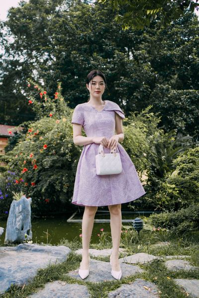  Đầm chữ A chất gấm, thiết kế hoa chìm vai bèo cách điệu 