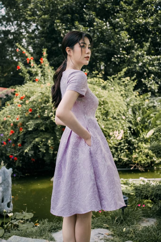  Đầm chữ A chất gấm, thiết kế hoa chìm vai bèo cách điệu 