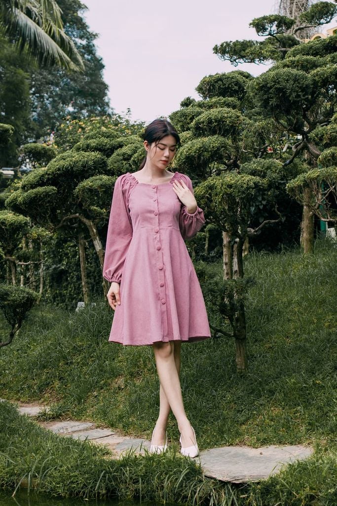  Đầm nữ chất nhung dáng suông, kiểu dáng vai dúm tay phồng 