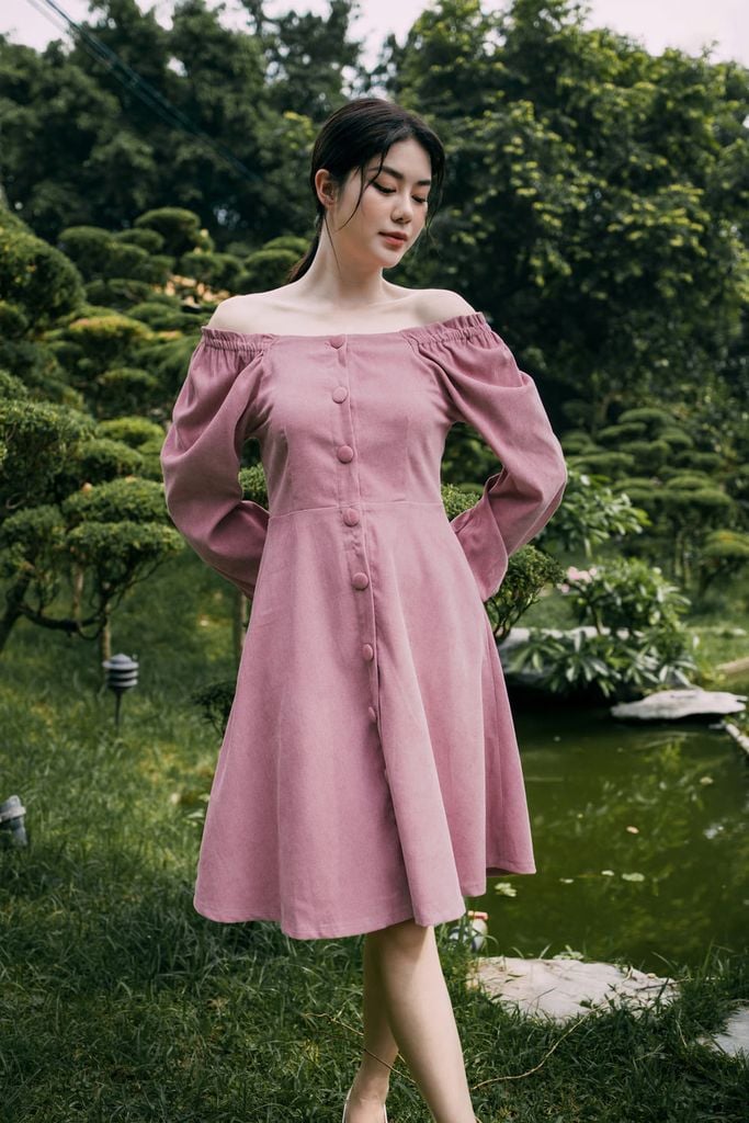  Đầm nữ chất nhung dáng suông, kiểu dáng vai dúm tay phồng 