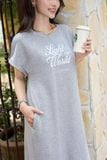  Đầm suông Cardina Younger vải umi lạnh dáng dài in chữ Light The World 
