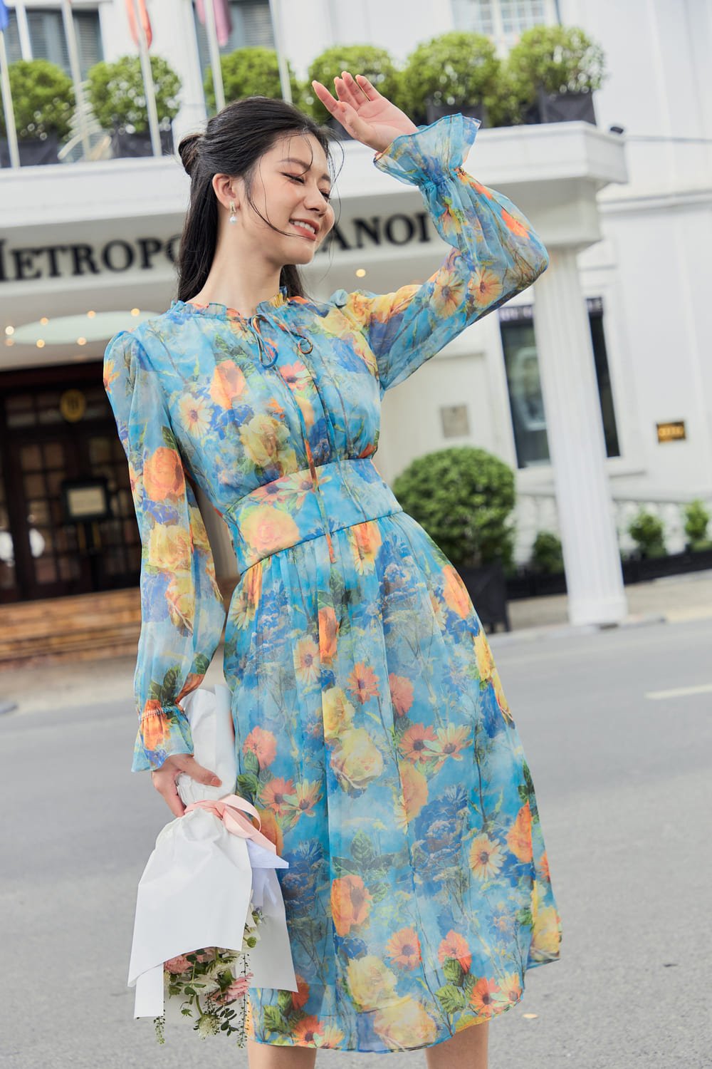 Đầm thiết kế chất tơ hoa mềm mại, cổ bèo tay loe buộc dây nữ tính
