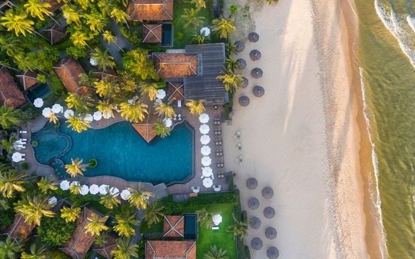 Anantara Mui Ne bên bãi biển nhìn từ trên cao