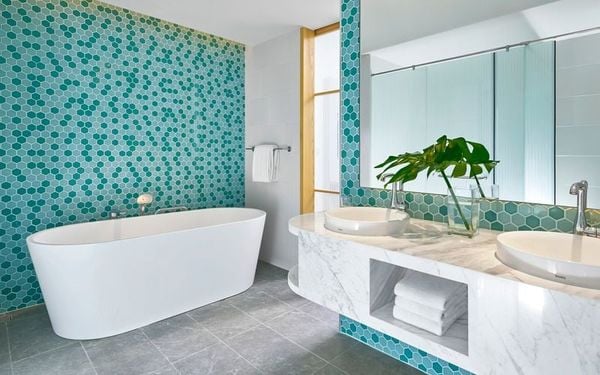 bồn tắm nằm trong hạng phòng Kid Suite tại Holiday Inn Resort Hồ Tràm