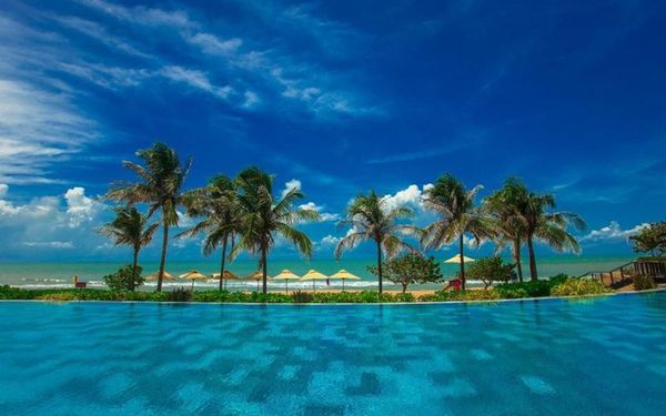 Hồ bơi vô cực ngoài trời view biển