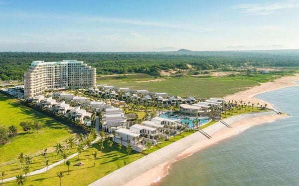 Bãi biển riêng tại IXORA Hồ Tràm by Fusion