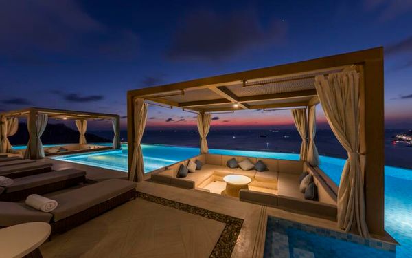 Khách sạn 5 sao Fusion Suite  hồ bơi view biển ở bãi sau