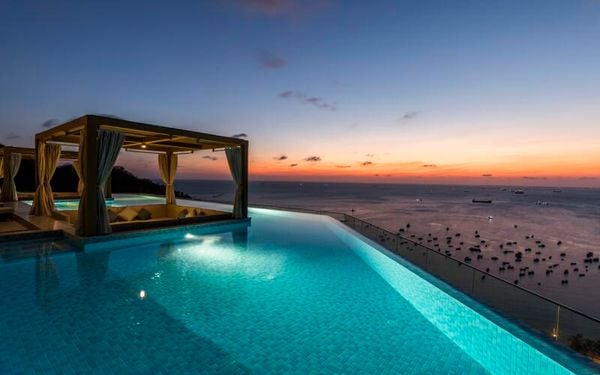 Hồ bơi tại Khách sạn Fusion Suites Vũng Tàu nhìn từ trên cao