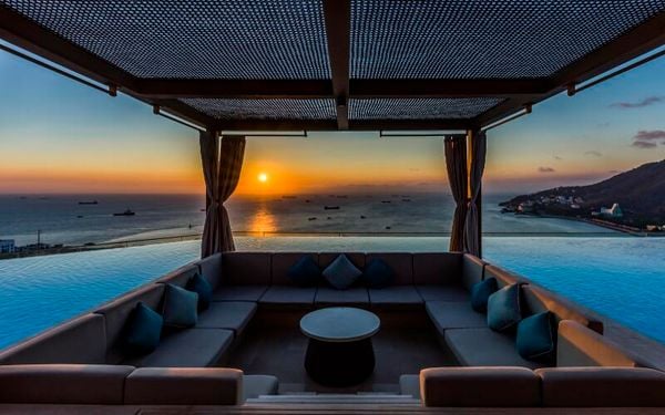 Khách sạn 5 sao Fusion Suite  hồ bơi view biển ở bãi sau