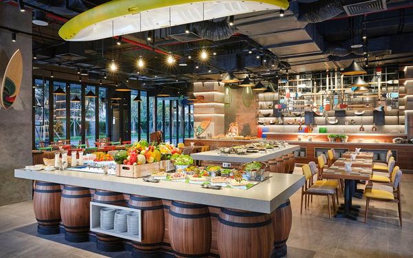 nhà hàng với quầy buffet màu trắng nhiều món ăn