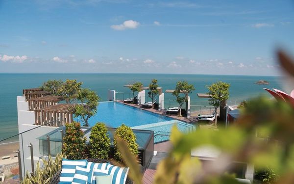 Hồ bơi tầng thương view biển tại khách sạn ibis Styles Vũng Tàu