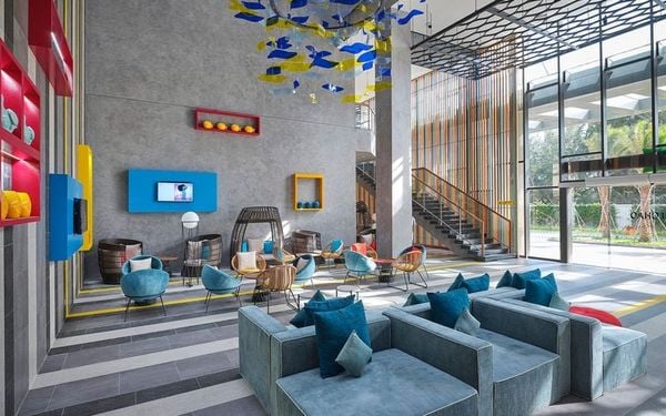 lobby chờ có nhiều bàn ghế sofa