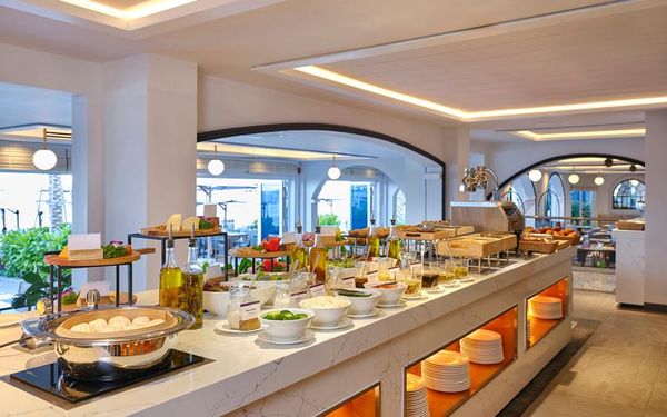quầy buffet nhiều món ăn