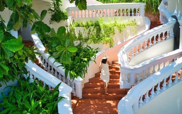 cầu thang màu đỏ tay vịn màu trắng hai bên