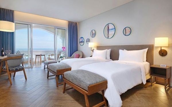 Căn phòng có đèn vàng, cửa sổ hướng biển, có 2 giường tại khách sạn mercure Vũng Tàu