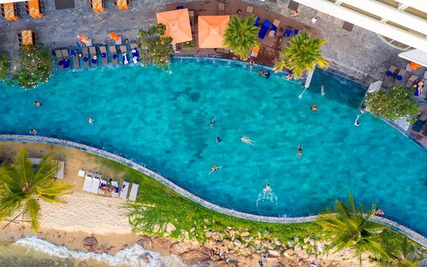 hồ bơi tại Khách sạn Seashells Phú Quốc