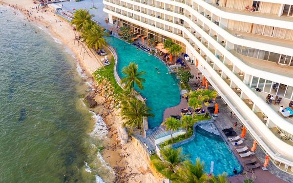 hồ bơi tại Khách sạn Seashells Phú Quốc