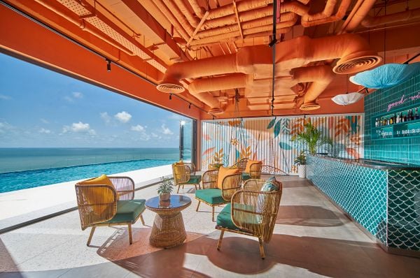 Quầy bar và hồ bơi vô cực tại khách sạn Vias Vũng Tàu