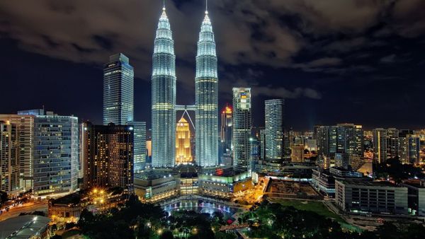 Tòa tháp đôi Petronas - biểu tượng của Kuala Lumpur và Malaysia trong&nbsp;hành trình tour&nbsp;Singapore - Malaysia 6N5Đ